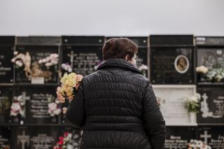 5 etapów żałoby. Ekspertka wyjaśnia, jak radzić sobie ze stratą