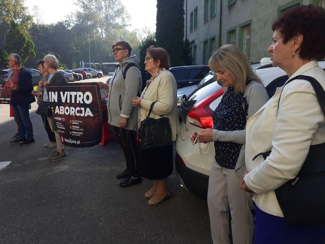 "IN VITRO = SIĘ ABORCJA". Pikieta przed Urzędem Miejskim w Starachowicach