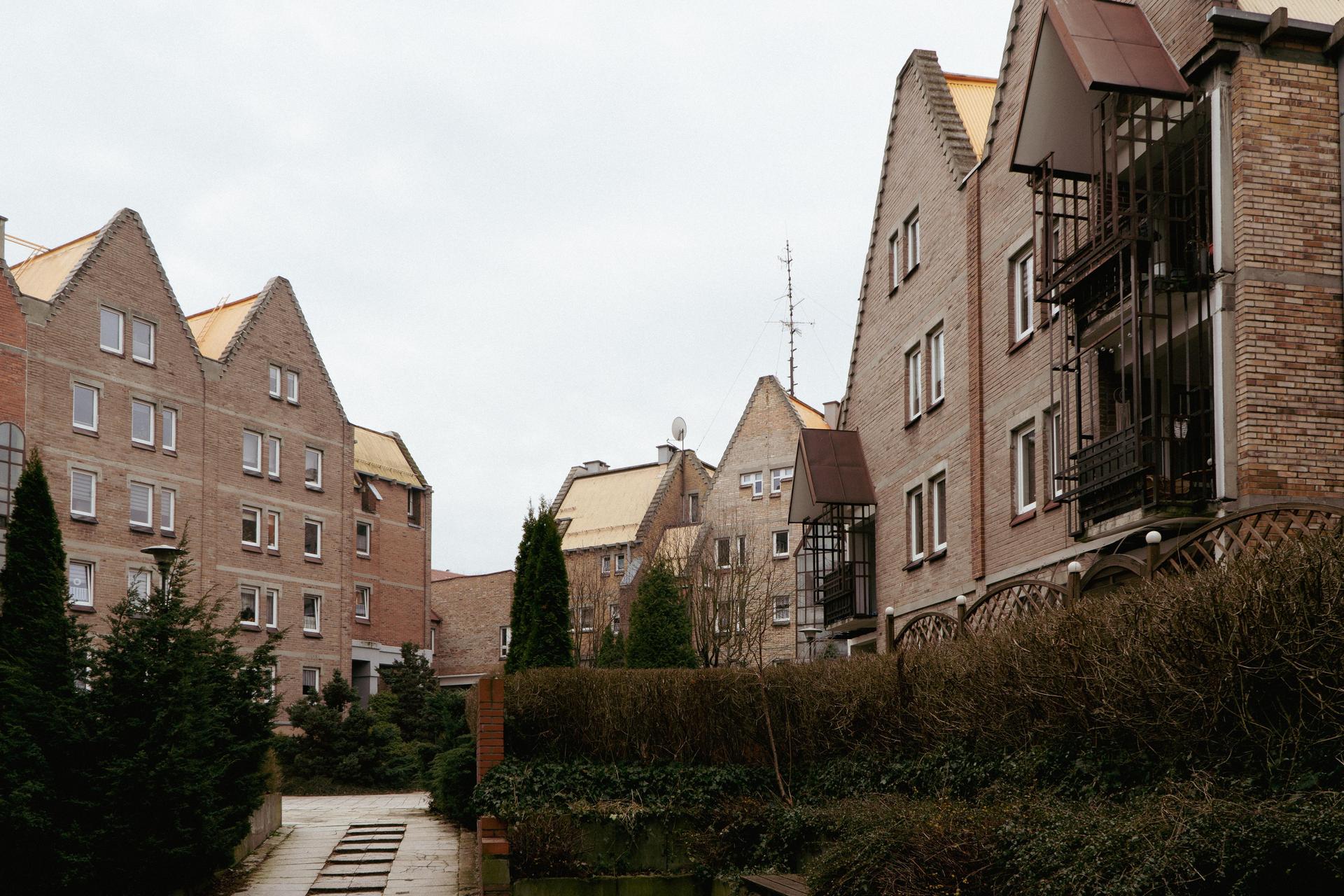 Osiedle Nad Jamną - zdjęcia. Zobacz wyjątkowe osiedle z wielkiej płyty; stoi pod Katowicami
