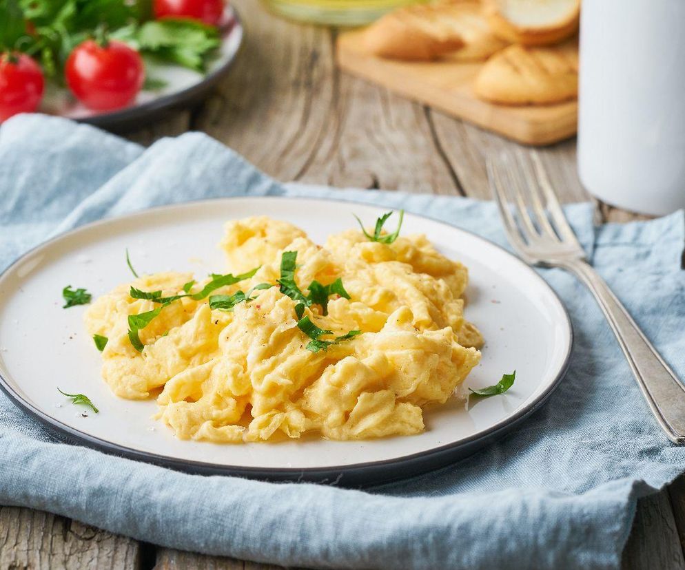 jajecznica z mozzarellą