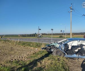 Wypadek na DK11 pod Lublińcem. Jedna osoba uwięziona w aucie