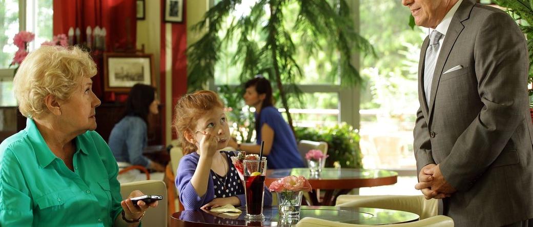 M jak miłość po wakacjach. Barbara (Teresa Lipowska), Stanisław (Włodzimierz Matuszak), Ania (Weronika Wachowska)