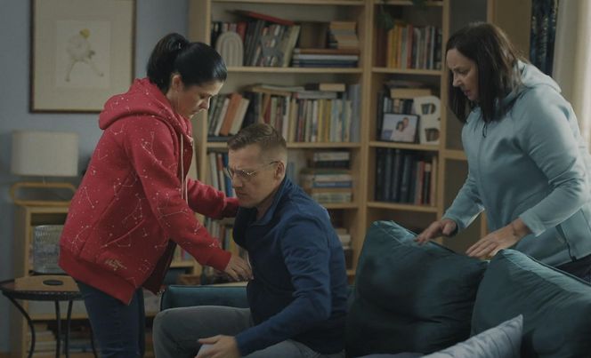 M jak miłość, odcinek 1882. Kinga (Katarzyna Cichopek), Piotrek (Marcin Mroczek), Krysia (Hanna Mikuć)