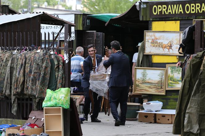 Wydała na bazarze 200 tys. złotych