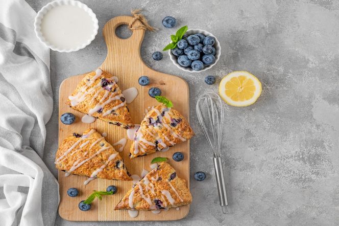 Na śniadanie wybierz te brytyjskie przysmaki. Cytrynowe scones z borówkami to prawdziwy hit