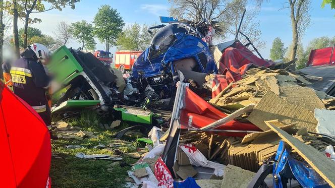 Zginął, bo w renault innego kierowcy pękła opona! Śmiertelny wypadek na DK nr 10 pod Drobinem. Ogromne utrudnienia