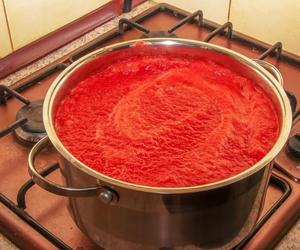 Sos ze świeżych pomidorów w kilka chwil. Banalny patent na łatwiejsze gotowanie