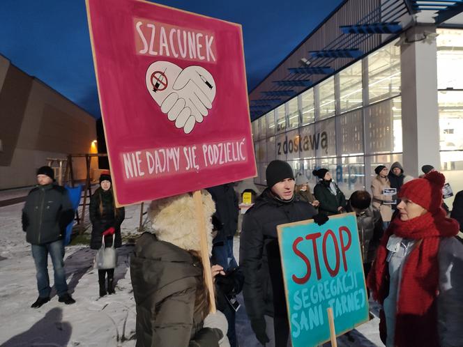 Protest przeciwko segregacji sanitarnej w Lesznie