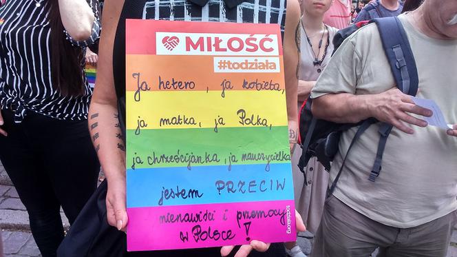  Toruń mówi NIE mowie nienawiści! Tęczowy wiec na Rynku Staromiejskim [ZDJĘCIA]