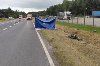 Śmiertelny wypadek pod Opocznem. 37- i 32-latek wjechali prosto pod tira [ZDJĘCIA]