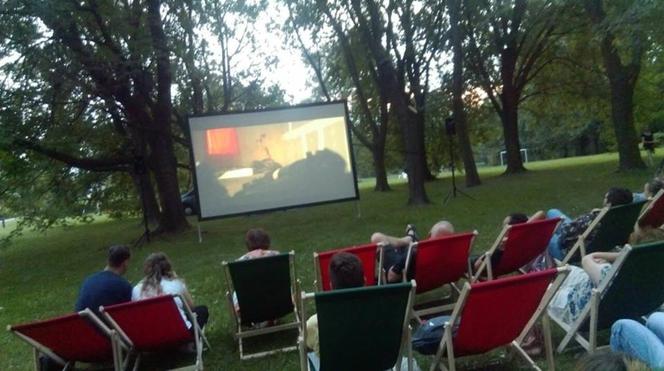 Kino pod chmurką w Warszawie: gdzie oglądać filmy za darmo? Zobacz przegląd plenerowych kin! [GALERIA]