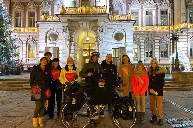Paweł Małaszko na rowerze jedzie do Turcji.  Po drodze odwiedził Nowy Sącz 