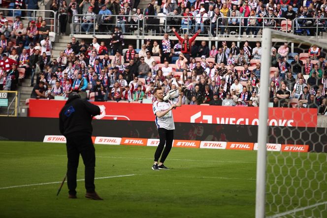 Górnik Zabrze remisuje z Koroną Kielce. Ratunek nadszedł w ostatnich minutach. Wielkie emocje na trybunach