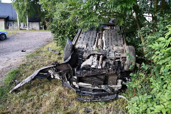 Peugeot dachował, kierująca ukryła się w zaroślach. Miała ponad 2 promile alkoholu!