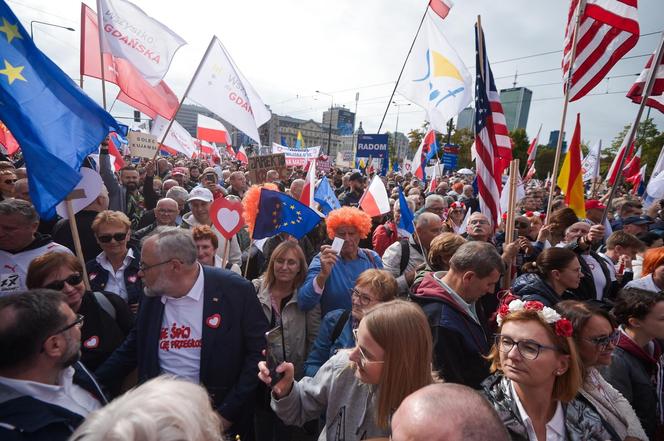 Ruszył Marsz Miliona Serc! Ogromne tłumy Polaków na ulicach Warszawy [ZDJĘCIA]