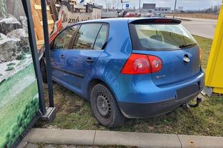 Ukradli volkswagena i wjechali w ogrodzenie