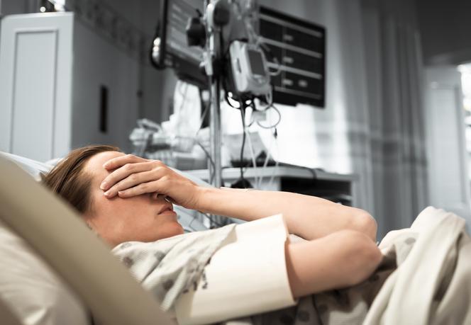 Przez trzy dni na SOR leżała w brudnym ubraniu i bez kąpieli. Majtek też nie ma, są pampersy. Wzięła pampersa