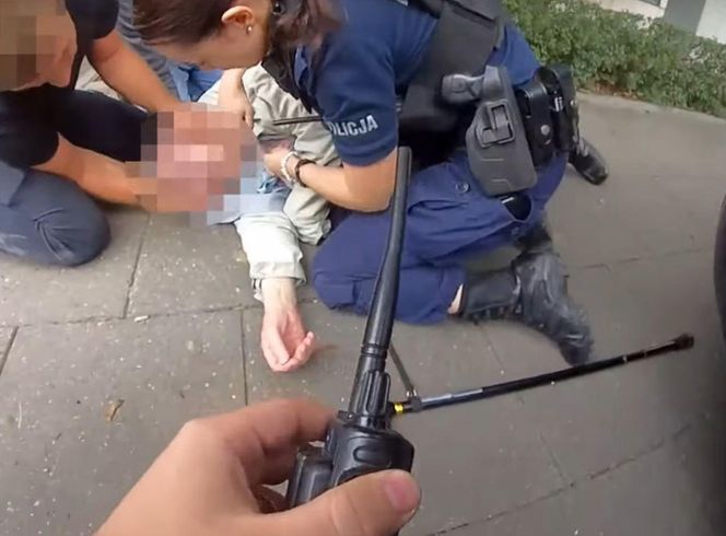 Policjantka ratowała życie 89-latkowi, policjant pobiegł po karetkę. Jest film z tej akcji w Toruniu