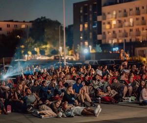 Tłumy ludzi i świetna atmosfera. Wystartowało plenerowe Kino Letnie w Centrum Historii Zajezdnia [GALERIA]