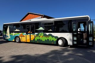 Kolorowe autobusy linii 13 promują Osiecznę! Więcej kursów, niższe ceny i wakacyjny klimat na trasie do Leszna [zdjęcia]