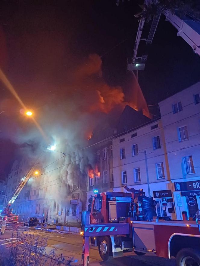 Pożar w Poznaniu. Wielu strażaków rannych. W czasie działań gaśniczych doszło do eksplozji [ZDJĘCIA].