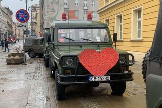 Zabytkowe auta cieszą oczy i mają zachęcić do wsparcia orkiestry 