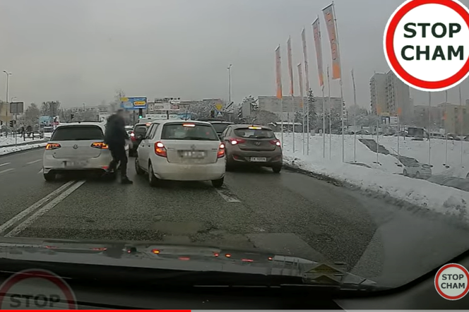 Spięcie między kierowcami na jednej z ulic w Kielcach. Było naprawdę nerwowo! Zobacz wideo