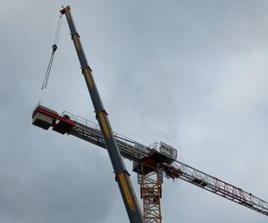 Wielki dźwig stanął przy pływalni Akwawit w Lesznie. Rusza ostatni etap rozbiórki 