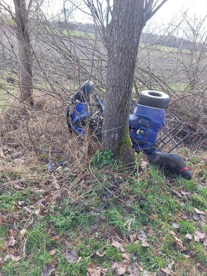 Śmiertelny wypadek pod Bełchatowem! Kierowca quada huknął w drzewo [ZDJĘCIA]