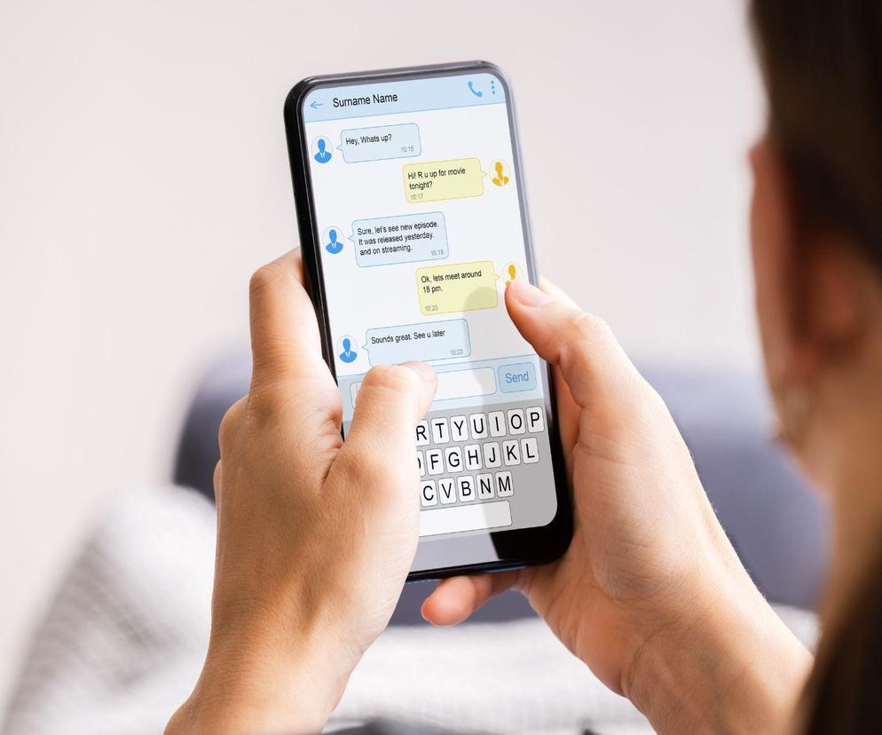 Oszustwa SMS-owe na 'zły numer'. Jak się przed nimi bronić?