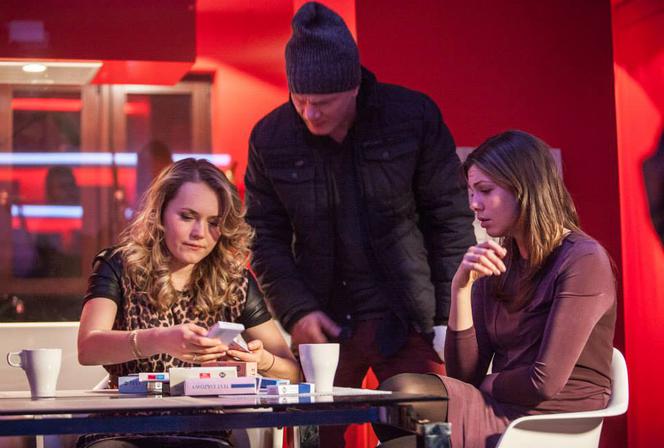 To nie koniec świata 2 sezon odcinek 15 (odc. 2). Anka (Karolina Gorczyca), Darek (Eryk Lubos), Ula (Magdalena Lamparska)