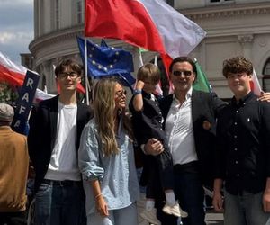 Rozenek w podartych spodniach na marszu