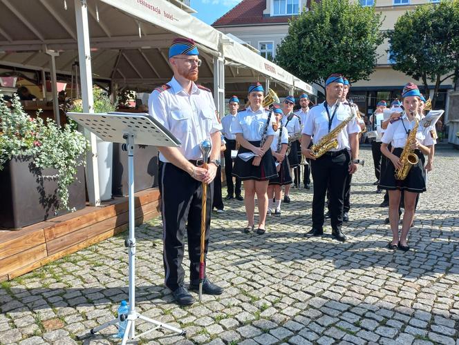 Policjanci świętowali na Rynku w Lesznie. Był uroczysty apel i piknik