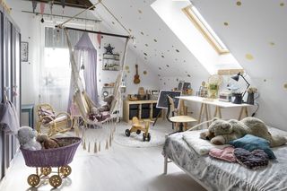 Pokój dziecięcy na poddaszu. Jak urządzić pokój dla dziecka? 12 inspirujących aranżacji