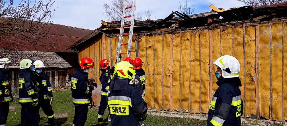 Katastrofa budowlana w Lusławicach. Starszy mężczyzna wyniesiony z domu przez policjanta i strażaka