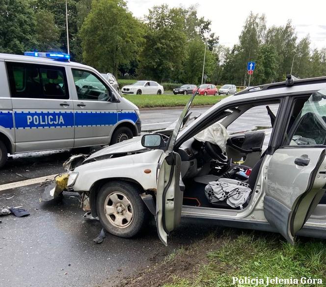 Bus staranował radiowóz, potem doprowadził do wypadku
