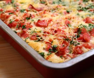 Zapiekanka z kiełbasą i warzywami. Prosty przepis na obłędny obiad dla całej rodziny