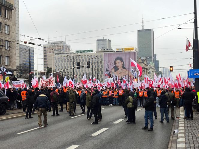 Marsz Niepodległości 2025 na żywo. Relacja z Warszawy. "Chcę zobaczyć Polskę samodzielną i niezakompleksioną"