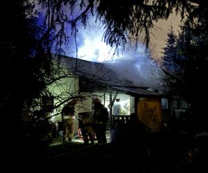 Zwęglone ciało człowieka w spalonym budynku. Tragiczny pożar w Warszawie