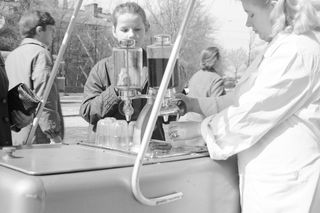 QUIZ PRL. Wuzetka czy zimne nóżki pod wódkę? Sprawdź, czy pamiętasz przysmaki gastronomii PRL