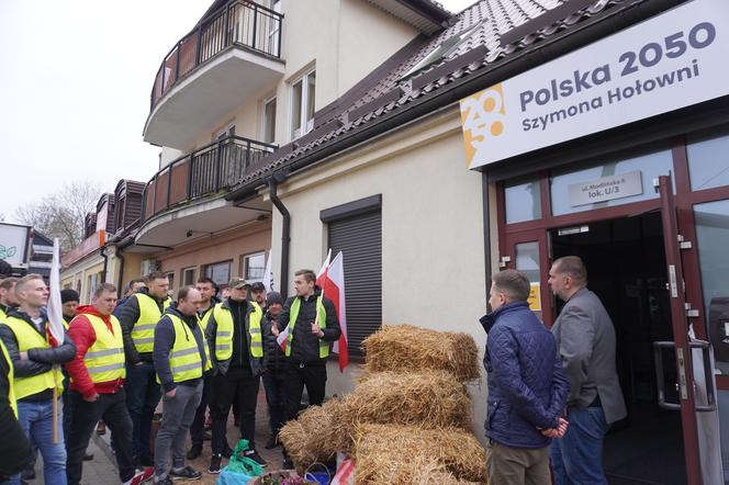 Protest rolników w Białymstoku. Siano i obornik przed biurem marszałka Hołowni