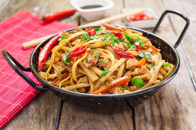 Makaron chow mein z warzywami - pyszny makaron smażony na sposób chiński