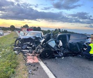 Wypadek na dk17 w woj. lubelskim. BMW czołowo zderzyło się z mercedesem
