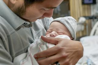 Jak reagowali tatusiowie na widok swoich nowo narodzonych dzieci?