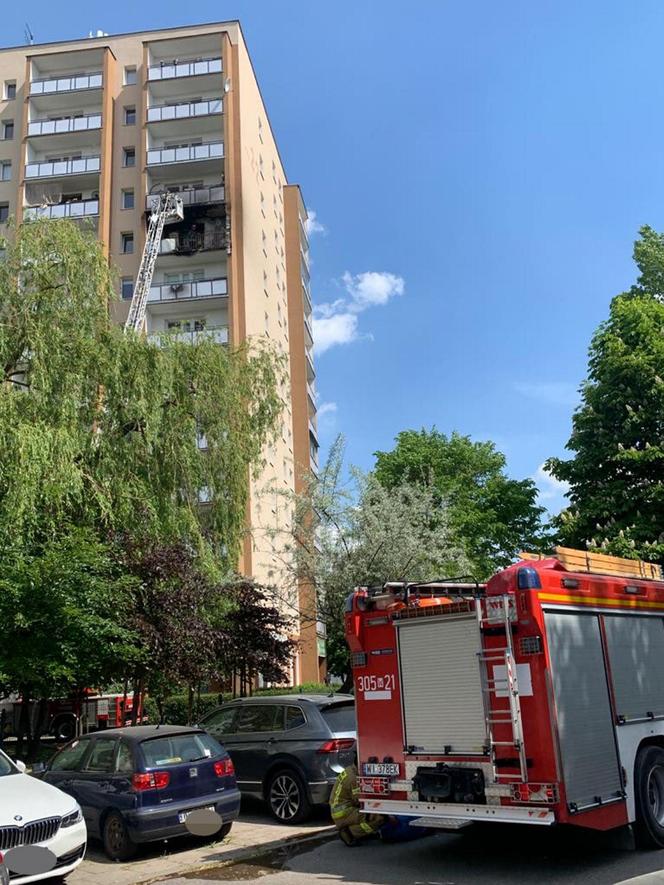 Pożar bloku na Gocławiu. Balkon wieżowca stanął w ogniu