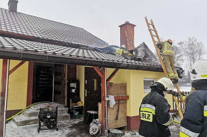 Gmina Zbuczyn: pożar domu. Na miejscu pracują strażacy 