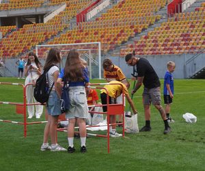 Pożegnianie Murawy na Chorten Arenie. Jagiellonia Białystok rozdaje boisko swoim kibicom