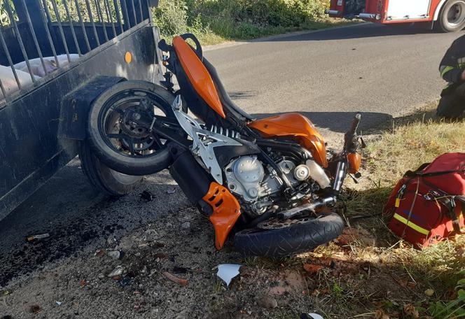 Poważny wypadek w miejscowości Gorczenica. Motocykl wpadł na ciągnik!