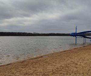 Plaża w Nowym Dębcu zalana