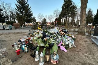 Kamil został pochowany niedaleko swoich dzieci. Eliza i Tomek patrzą na swojego kochanego tatę